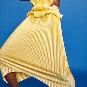 Yellow pleated midi skirt 🌟